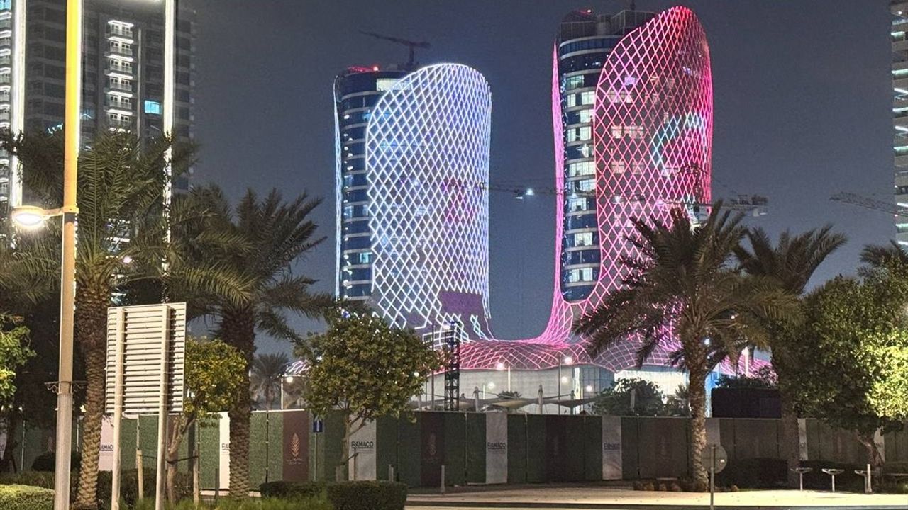 Katar'daki Sembolik Binalar Türk Bayrağıyla Işıklandırıldı