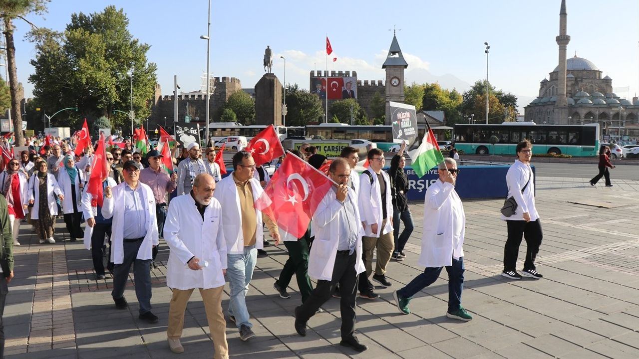 Kayseri'de Sağlık Çalışanlarından Gazze'ye Destek Yürüyüşü