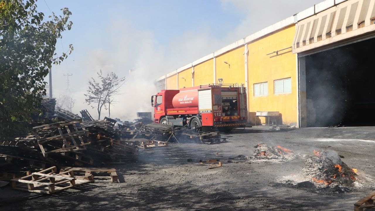 Kilis'te Kauçuk Fabrikasında Yangın Çıktı