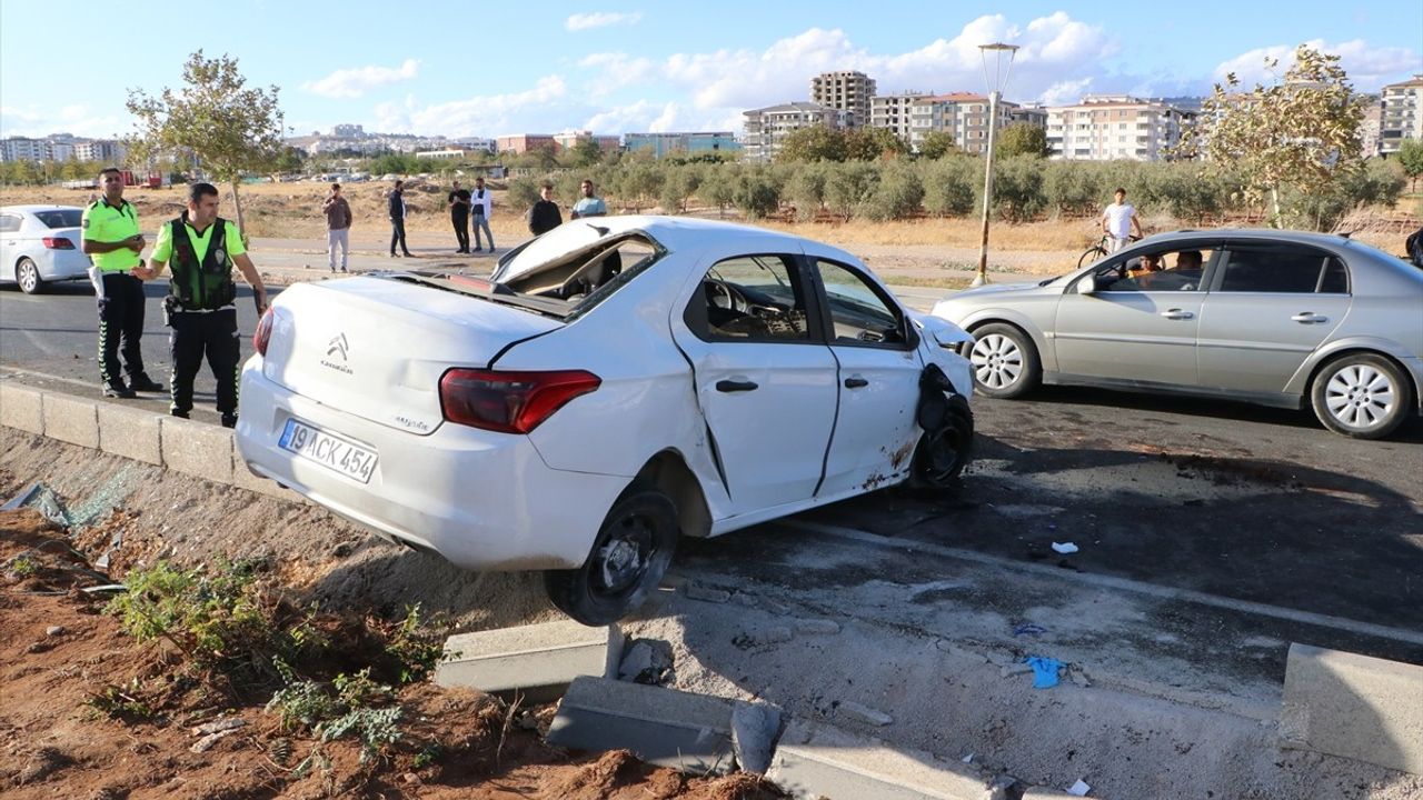 Kilis'te Otomobil Devrildi: İki Yaralı