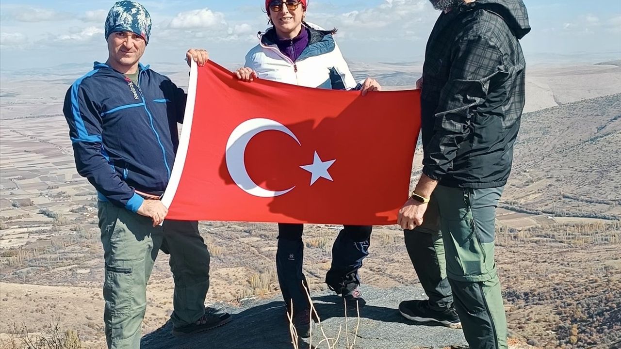 Kırşehirli Dağcılar Cumhuriyet'in 102. Yılını Kutladı