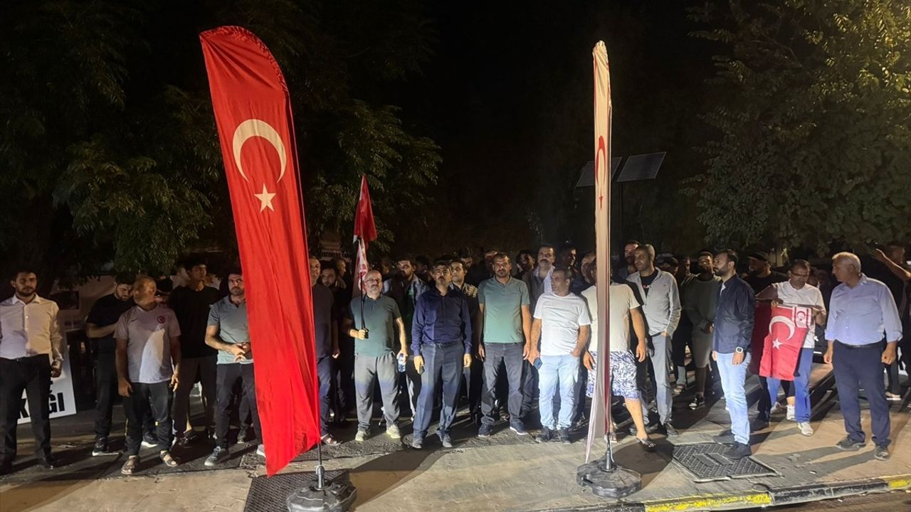 KKTC'de İsrail'in Küresel Sumud Filosu'na Saldırısı Protesto Edildi