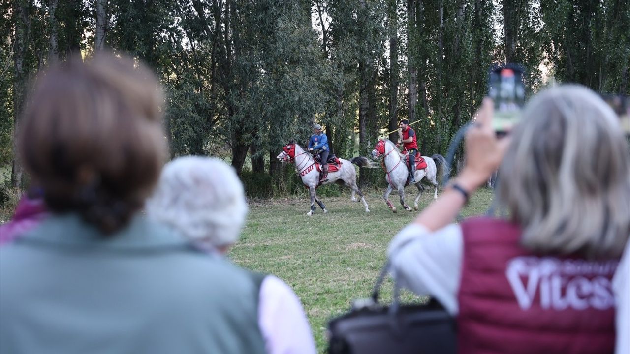 Klasik Otomobil Tutkunları Bayburt'ta Buluştu