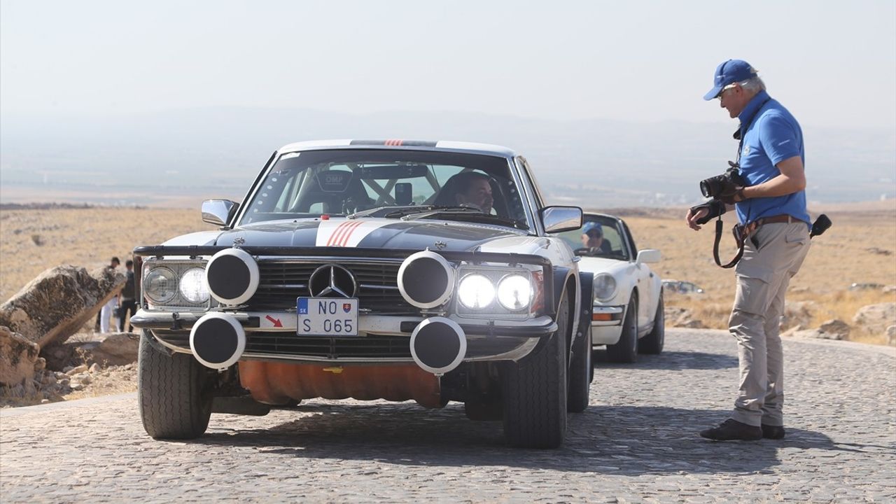 Klasik Otomobil Tutkunları Göbeklitepe'yi Ziyaret Etti