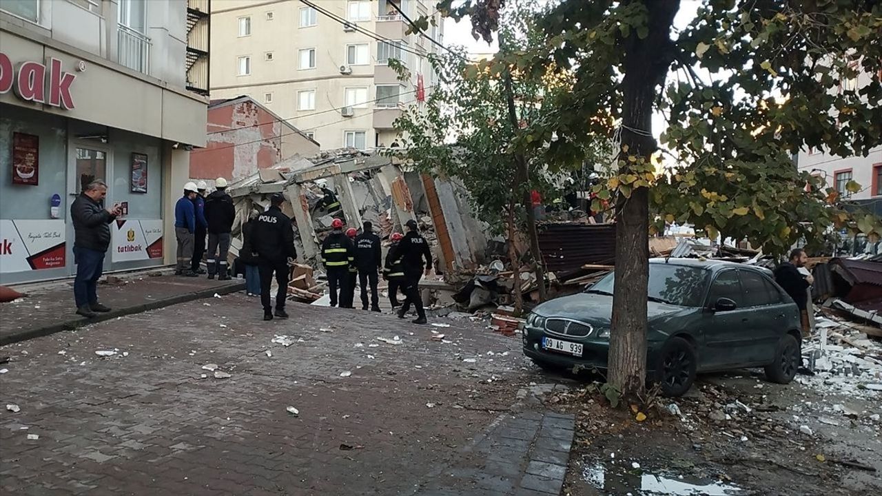 Kocaeli'de 6 Katlı Bina Çöktü, Arama Kurtarma Çalışmaları Devam Ediyor