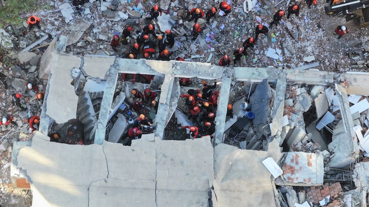 Kocaeli'de 7 Katlı Bina Çöktü: Arama Kurtarma Çalışmaları Devam Ediyor