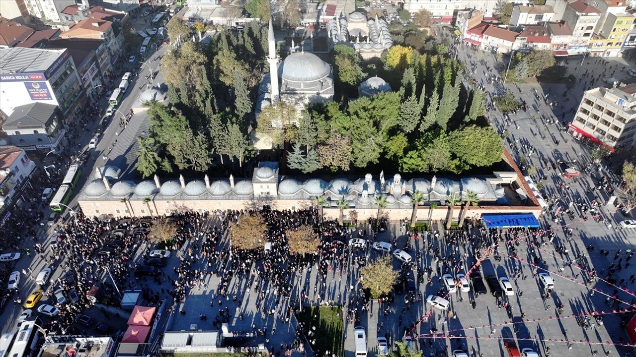 Kocaeli'de Çöken Binadan Kurtarılan Genç Kız ile İlk Temas Anları Kamerada