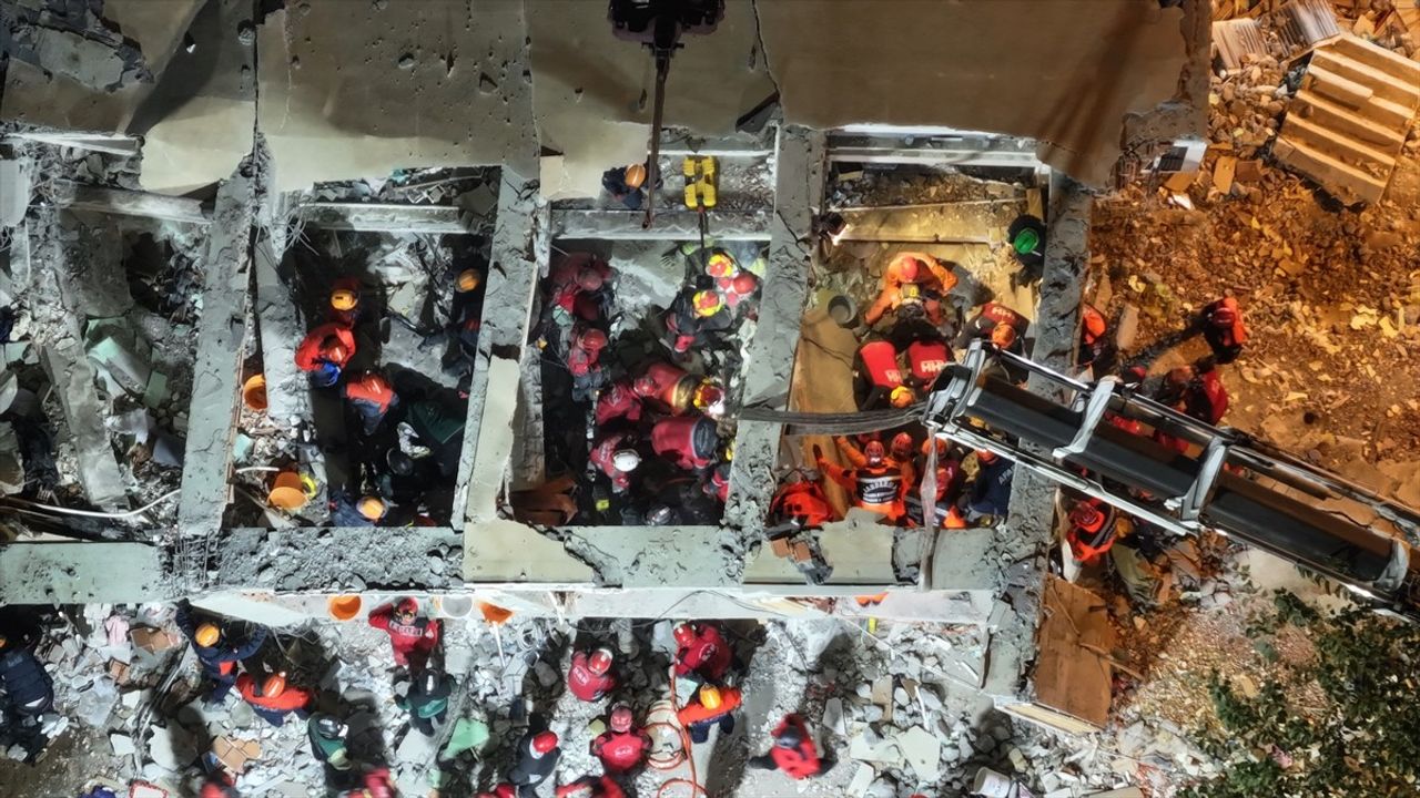 Kocaeli'de Çöken Binanın Enkazında Aile Üyelerine Ulaşıldı