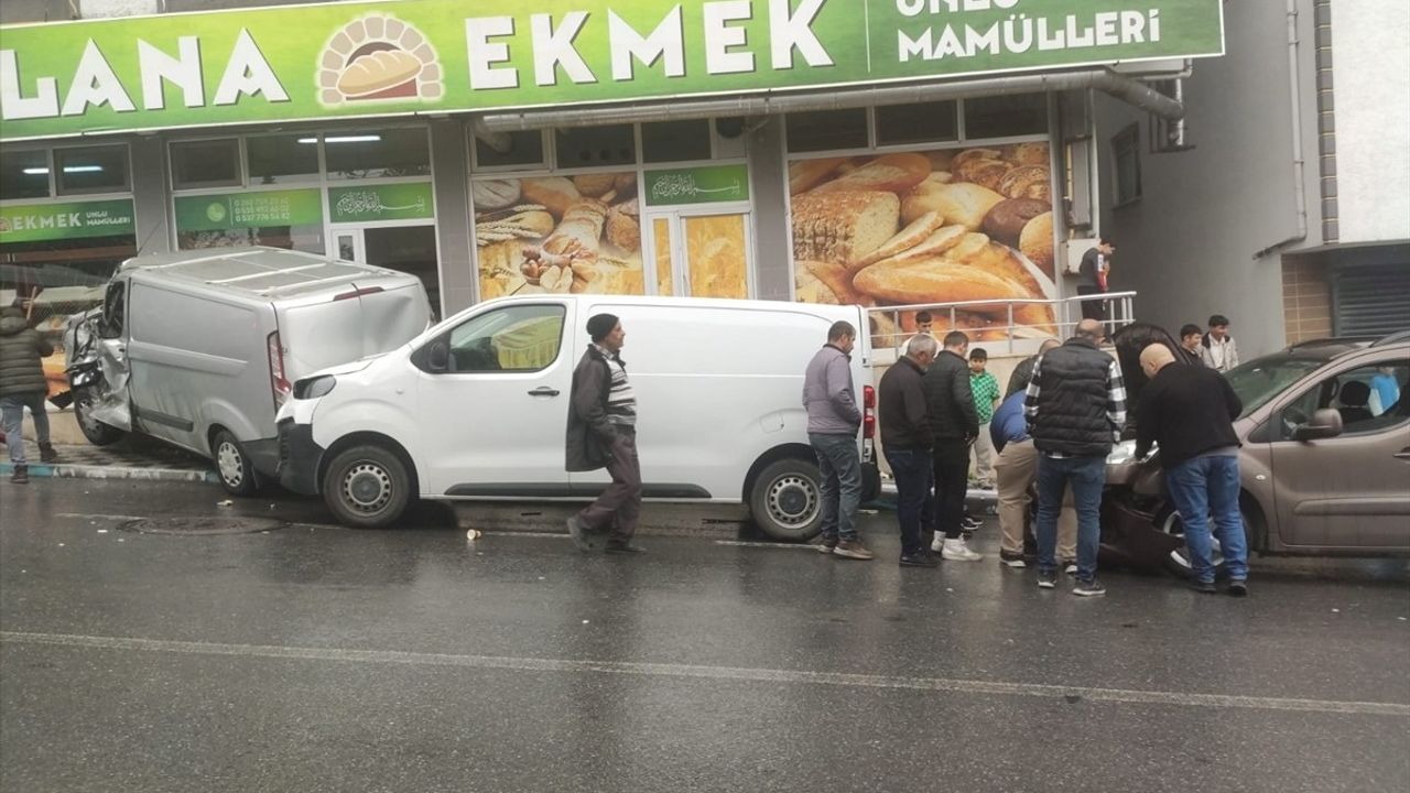 Kocaeli'de Freni Boşalan Tanker 8 Araçla Çarpıştı