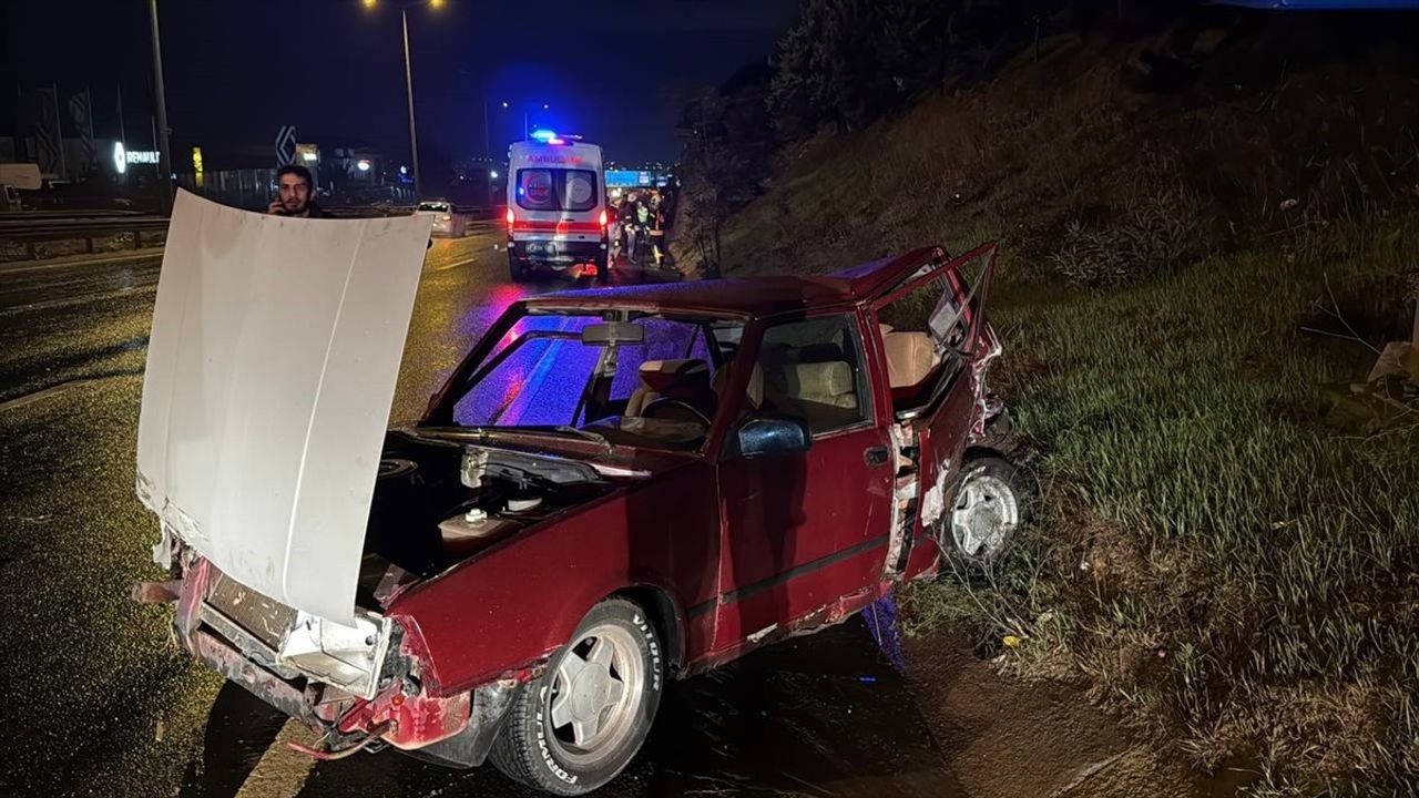 Kocaeli'de İki Otomobil Çarpıştı: 2 Yaralı