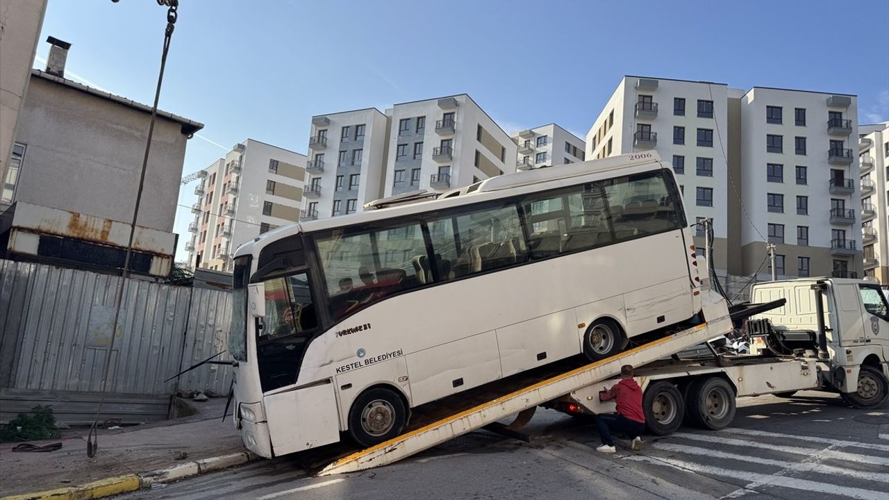 Kocaeli'de Midibüs Kazası: 3'ü Polis 7 Yaralı