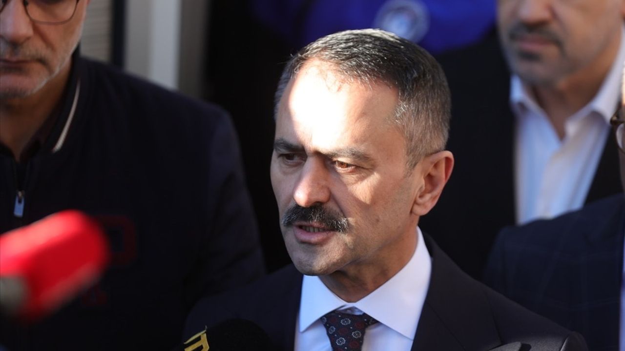 Kocaeli'de Yıkılan 7 Katlı Bina İçin Arama Kurtarma Çalışmaları Sürüyor