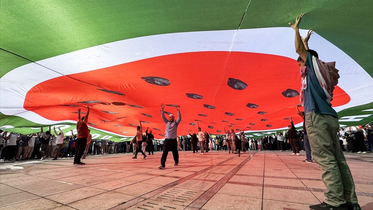 Konya'da Küresel Sumud Filosu'na Destek Yürüyüşü