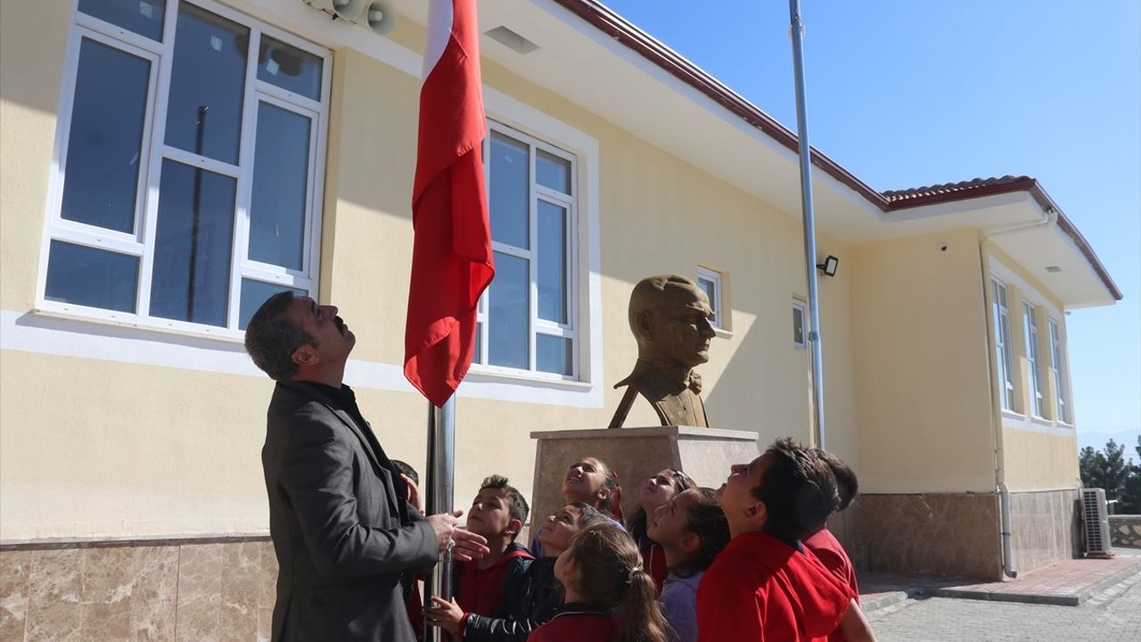 Köy Okulunda Vatan ve Bayrak Sevgisi