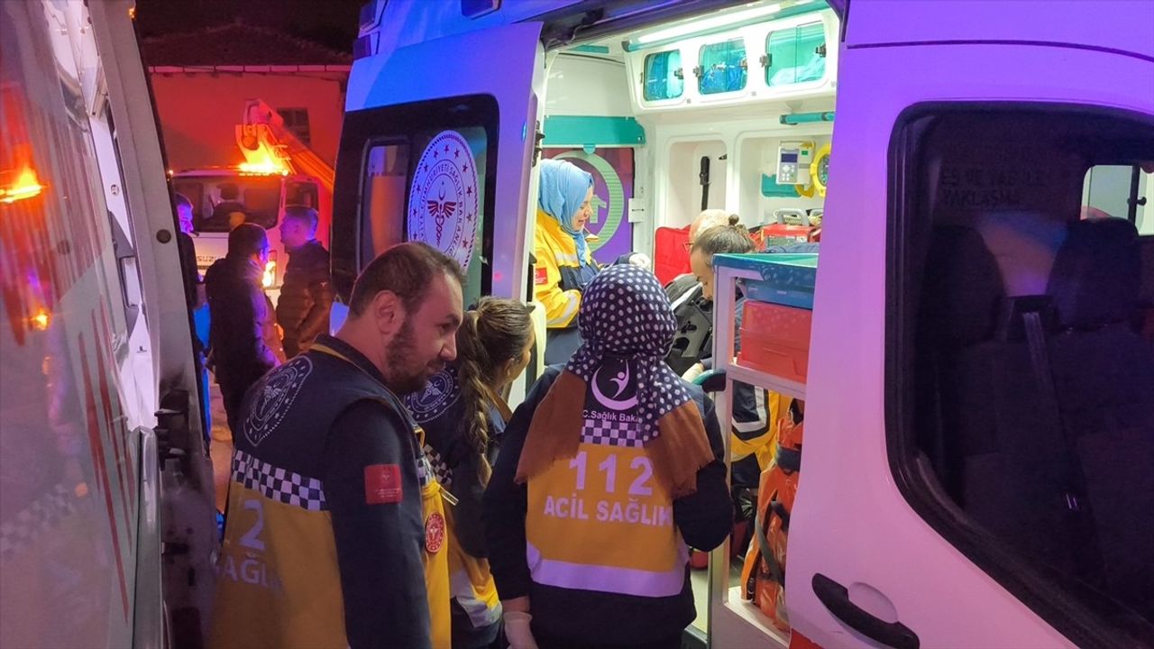 Kütahya'da Ahşap Ev Yangını Kontrol Altına Alındı