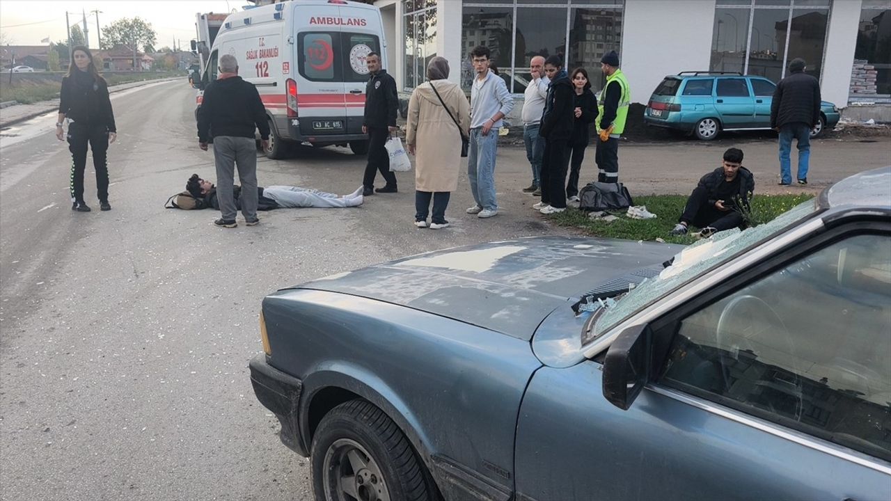 Kütahya'da Ehliyetsiz Sürücü Kazası: İki Kişi Yaralandı