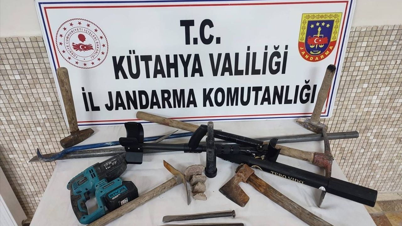 Kütahya'da Kaçak Kazı Soruşturması: 9 Şüpheli Suçüstü Yakalandı