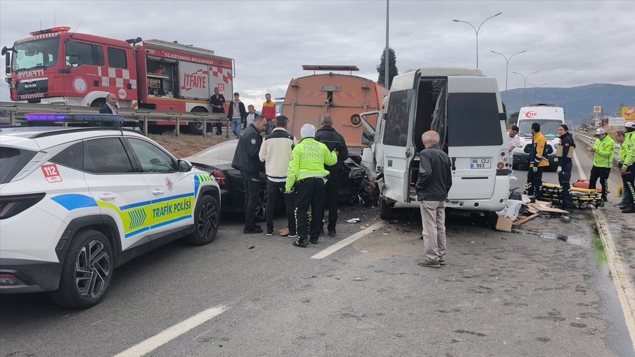 Kütahya'da Karavanın Karayolları Aracına Çarpması Sonucu Ölümcül Kaza