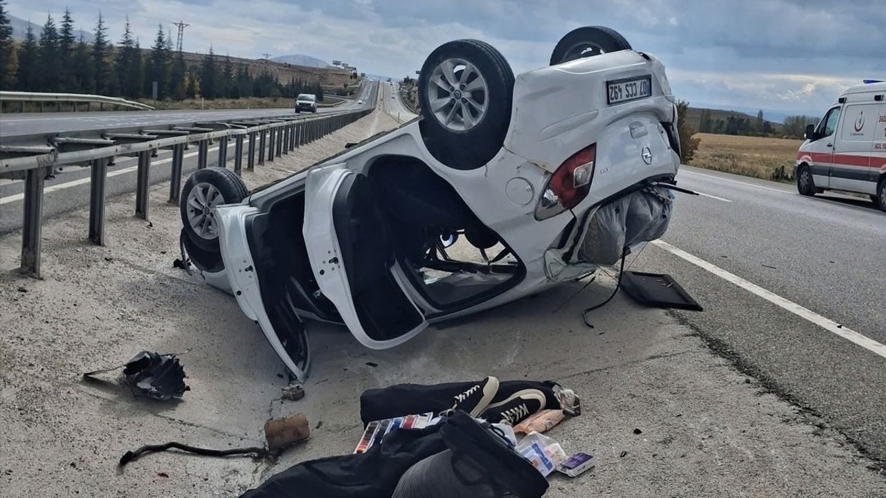 Kütahya'da Otomobil Kazasında Teker Başka Bir Kazaya Sebep Oldu