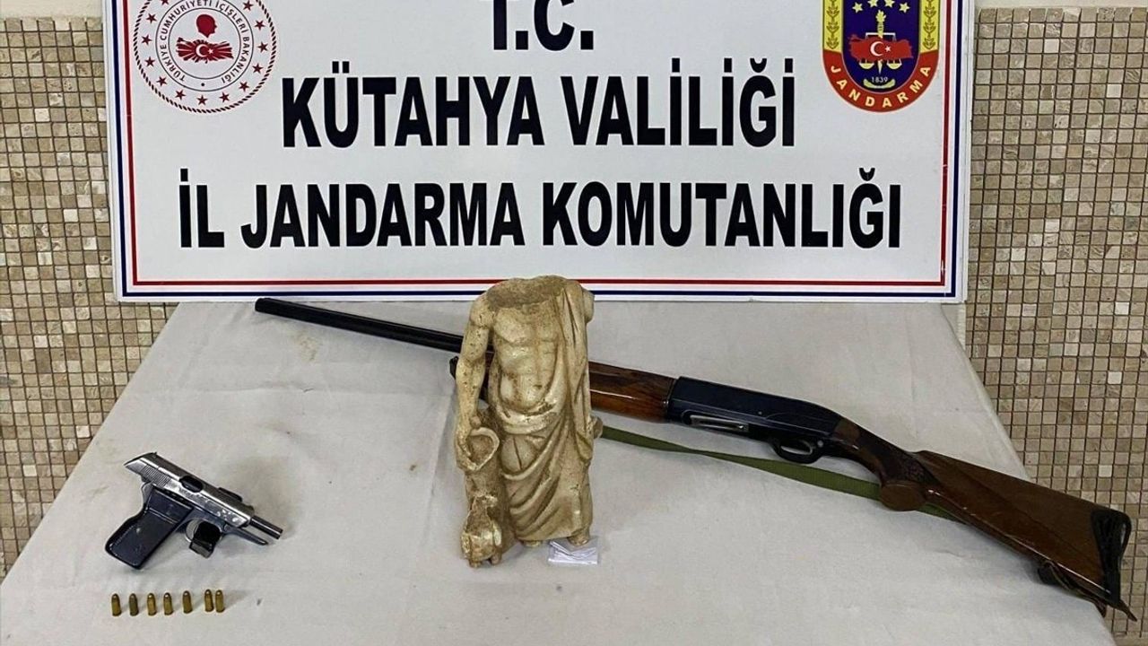 Kütahya'da Roma Dönemi Heykeli Ele Geçirildi