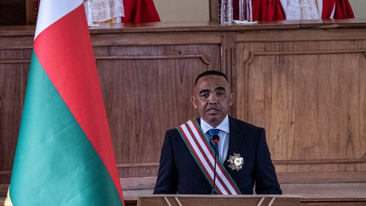 Madagaskar'da Askeri Yönetim: Randrianirina Geçici Cumhurbaşkanı Oldu