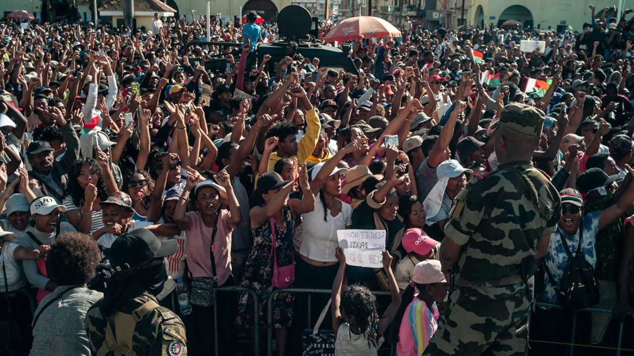Madagaskar'da Ordu Yönetimi Ele Geçirdi
