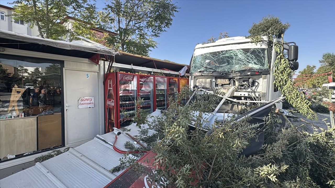 Malatya'da Freni Arızalanan Kamyon 7 Konteyner İşyerine Çarptı