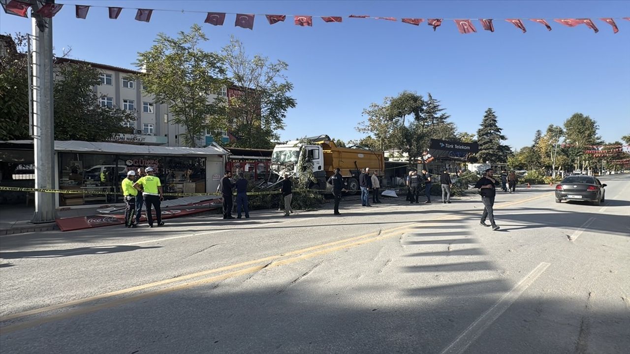 Malatya'da Freni Arızalanan Kamyon İş Yerine Çarptı