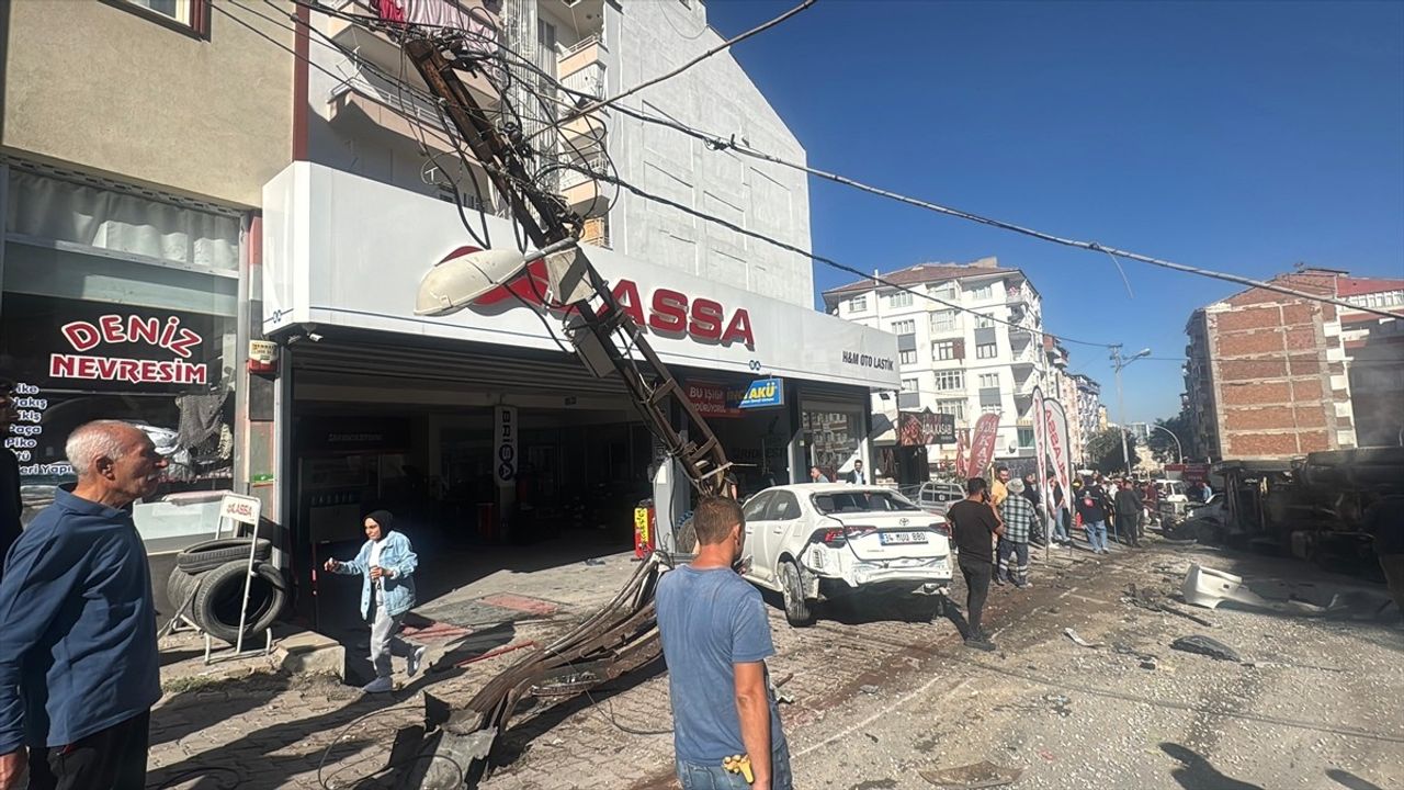 Malatya'da Freni Arızalanan Kamyonun Yolculuğu Feci Sonuçlandı