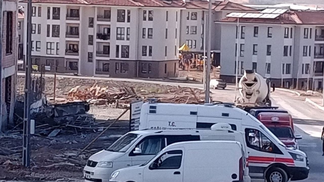 Malatya'da İnşaatta Kalıp Çökmesi: 2 İşçi Yaralandı