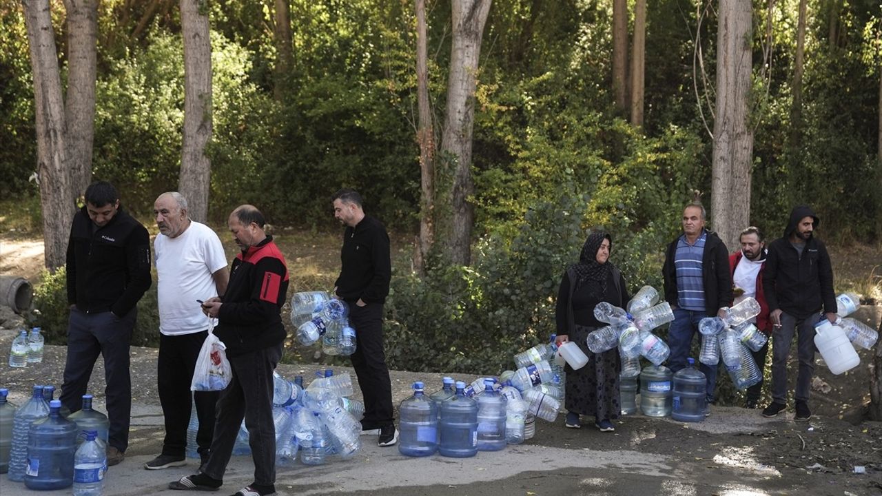 Mamak'ta Su Kesintisi Sorunu: Vatandaşlar Çeşmelerden Su Temin Ediyor
