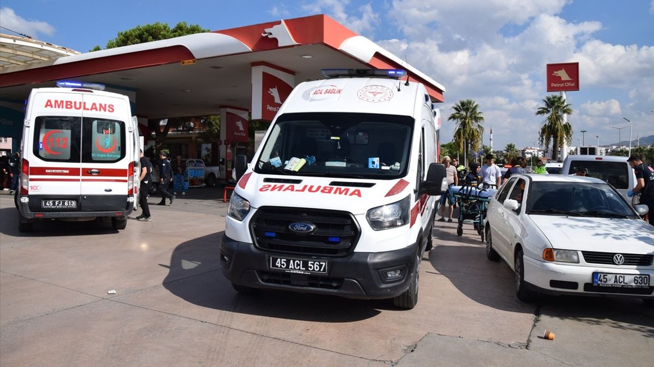 Manisa'da Bıçaklı Saldırı: Eski Eş ve Arkadaşını Yaraladı