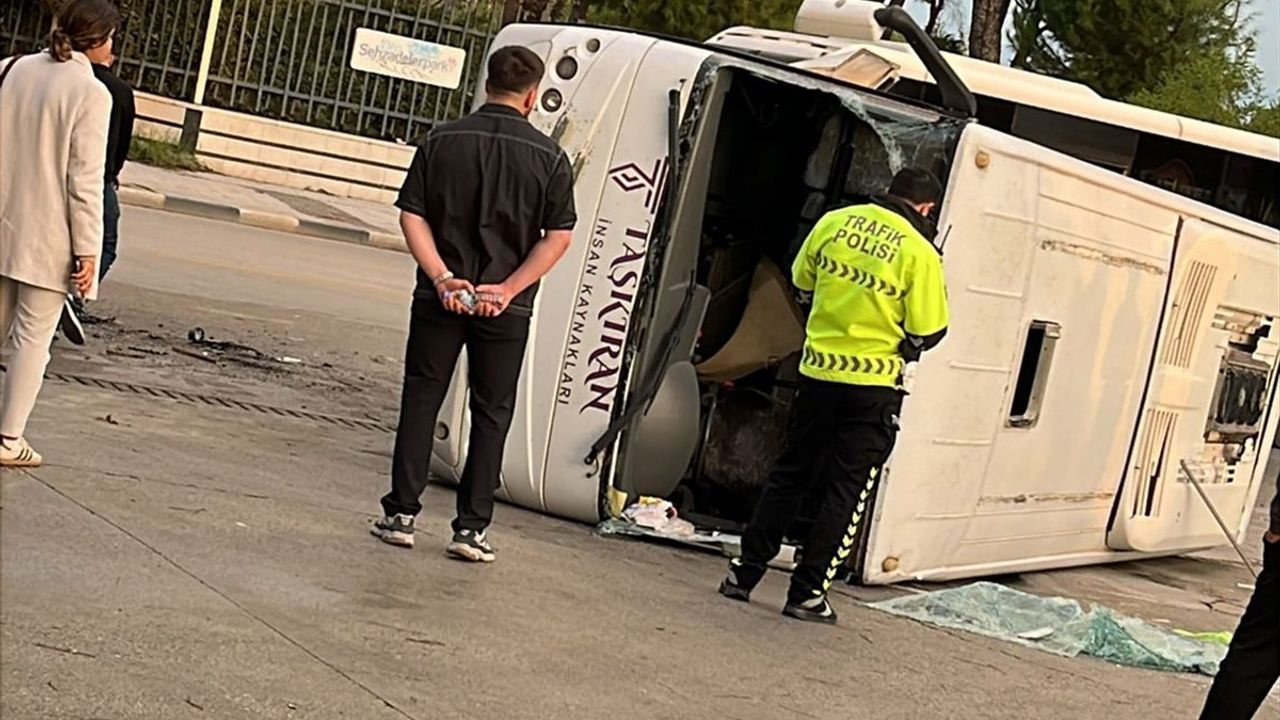 Manisa'da İşçi Servisiyle Hafif Ticari Araç Çarpıştı