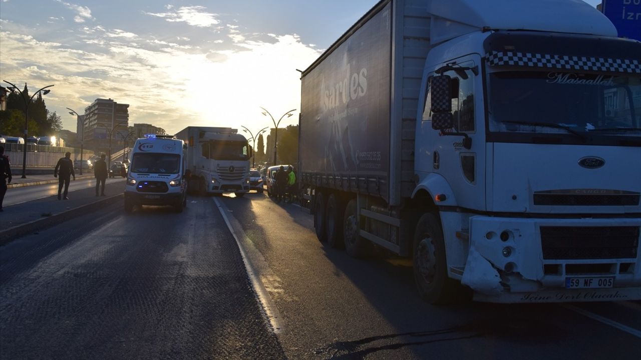 Manisa'da Kamyon Çarpması: Genç Ağır Yaralandı