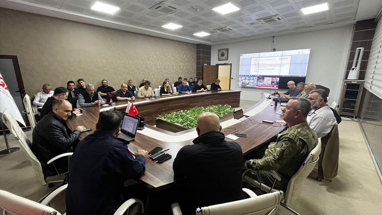 Manisa'da Sındırgı Depremi Sonrası Kriz Merkezi Toplanıyor