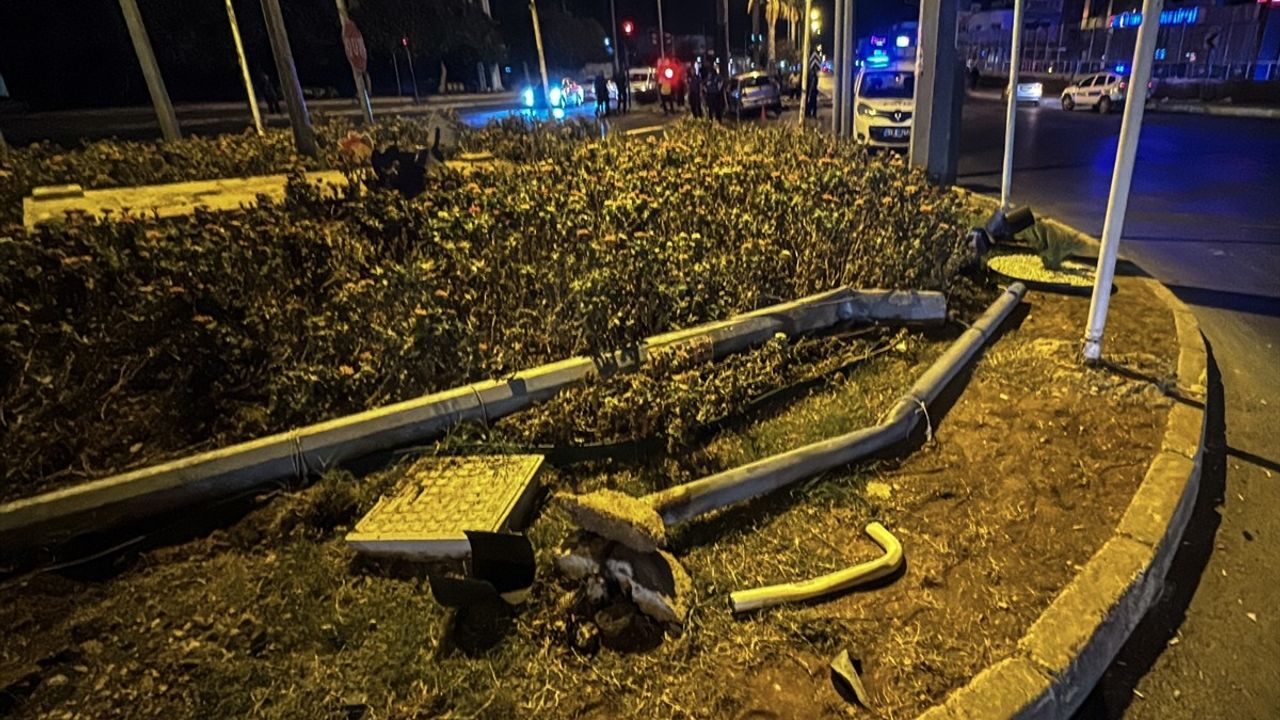 Mersin'de Kavşakta Kaza: Otomobil Direklere Çarptı