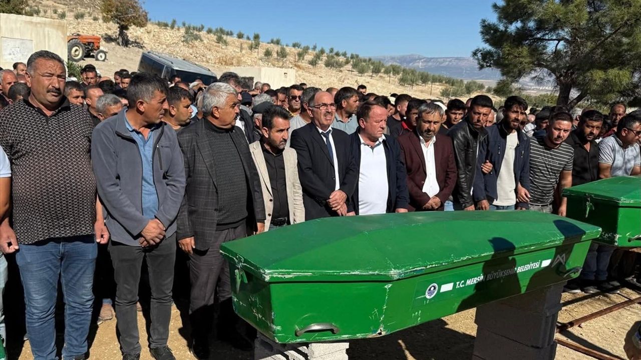 Mersin'de Trafik Kazasında Hayatını Kaybedenlerin Cenazesi Defnedildi