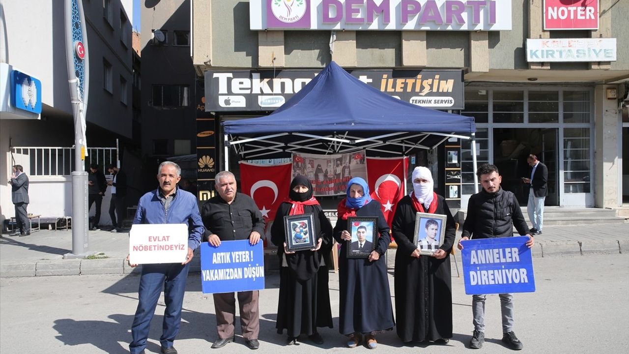 Muş'ta Evlat Nöbeti: Aileler DEM Parti Önünde Eylemlerine Devam Ediyor