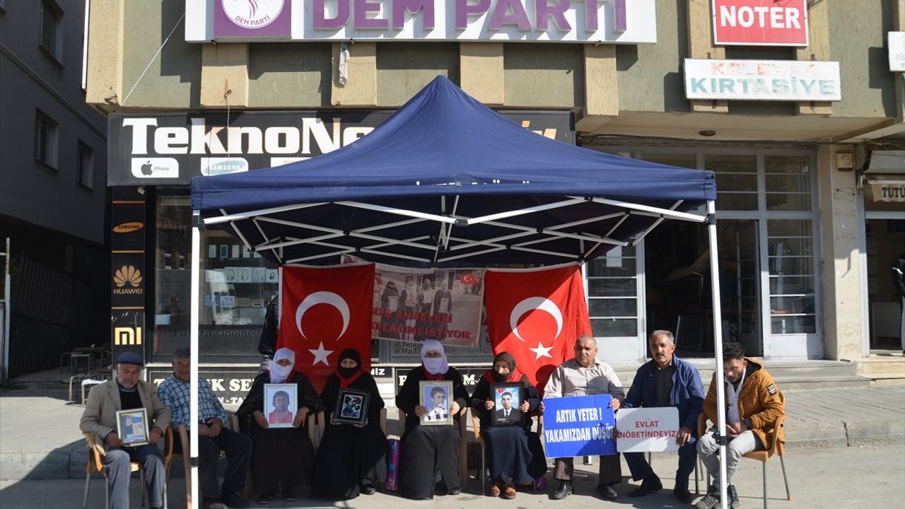 Muş'ta Evlatlarına Kavuşmak İsteyen Ailelerin Eylemi Devam Ediyor