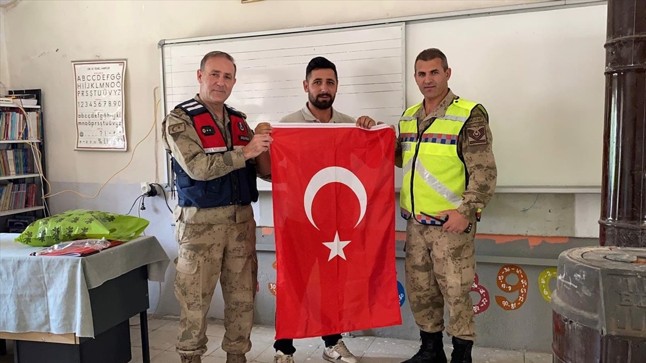 Muş'ta Jandarma'dan Öğrencilere Kışlık Kıyafet Yardımı