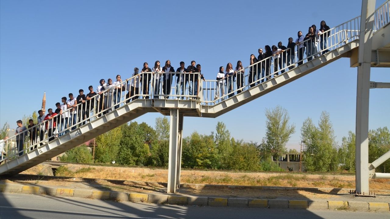 Muş'ta Lise Öğrencilerinden İsrail'e Protesto Yürüyüşü