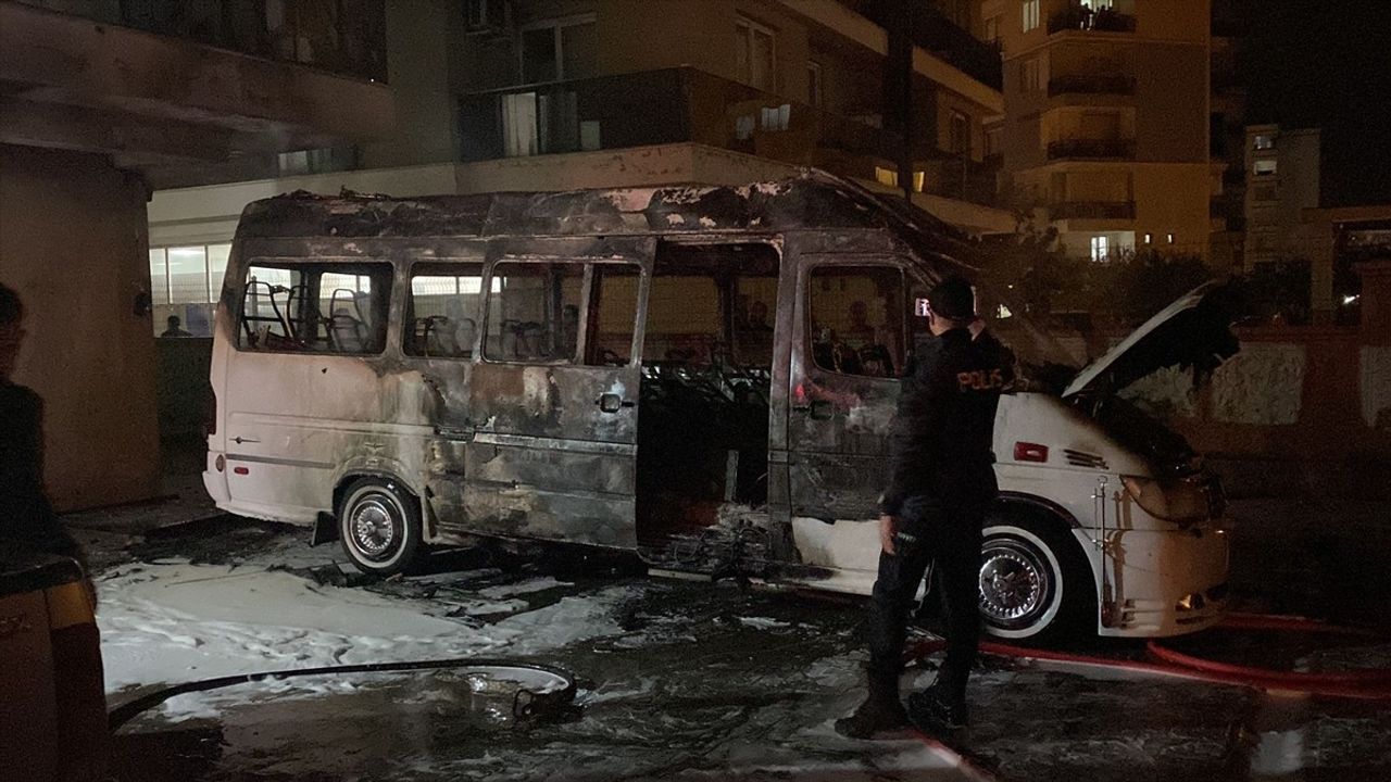 Nazilli'de Park Halindeki Minibüs Yangını