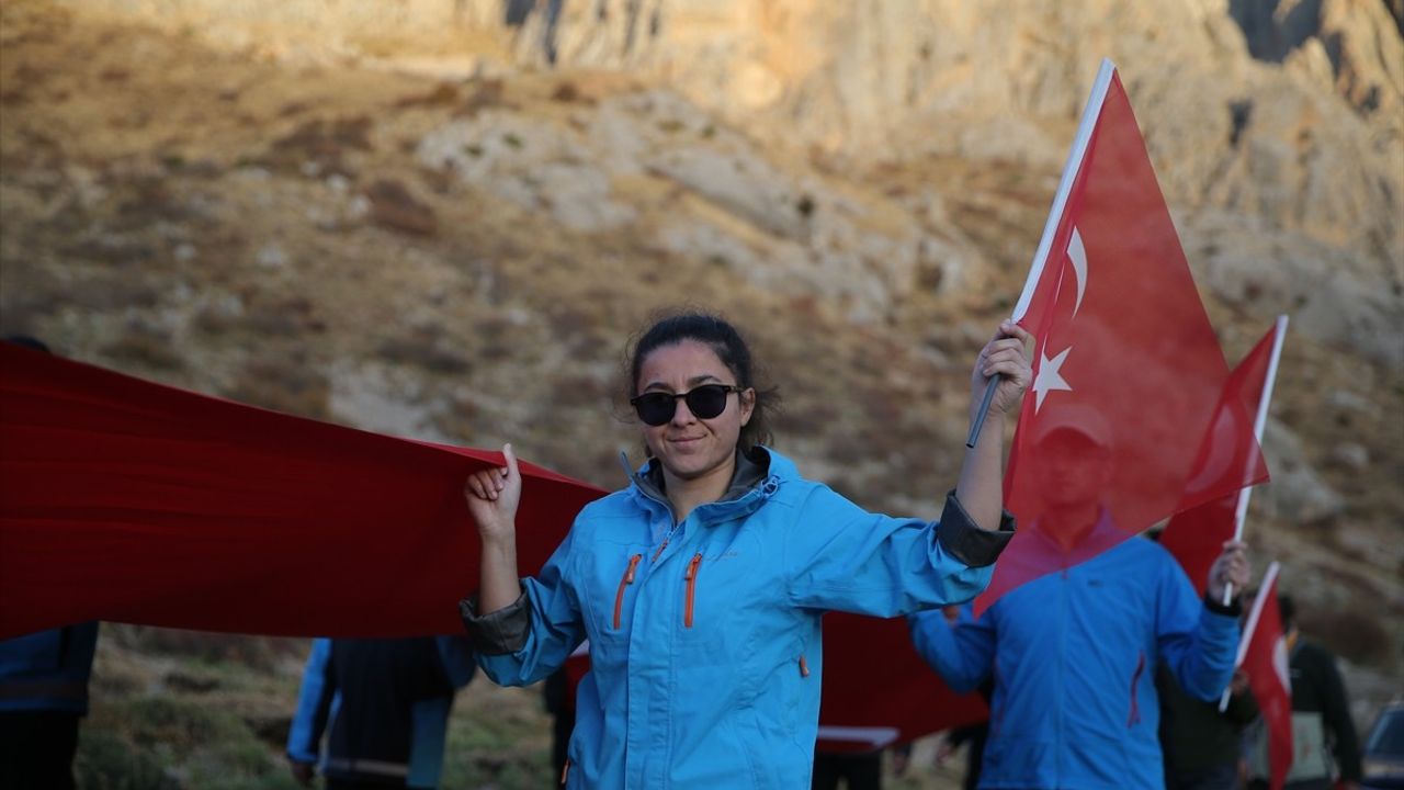 Niğde'de Cumhuriyet'in 102. Yılı İçin Dağcılar Aladağlar'a Tırmandı