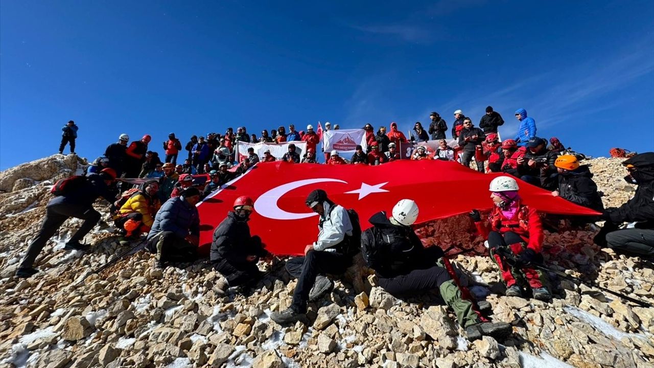 Niğde'de Dağcılar Cumhuriyet Bayramı'nı Aladağlar'da Kutladı