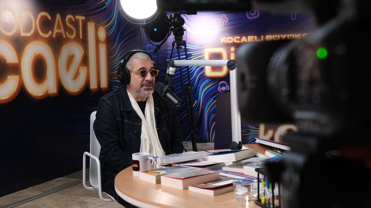 Okan Bayülgen'den Kocaeli Kitap Fuarı'nda Filistin Mesajı