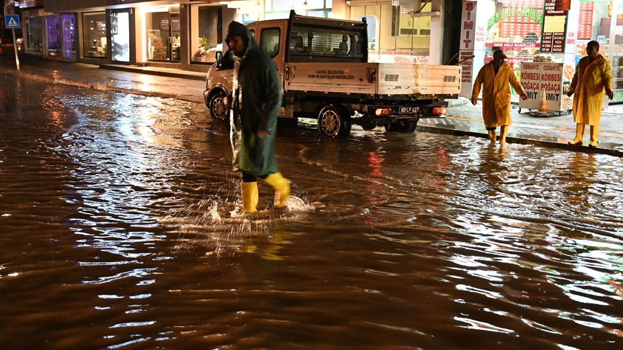 Osmaniye'de Sağanak Yağış Hayatı Olumsuz Etkiledi
