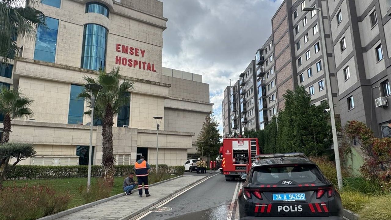 Pendik'te Özel Hastanede Çatı Yangını