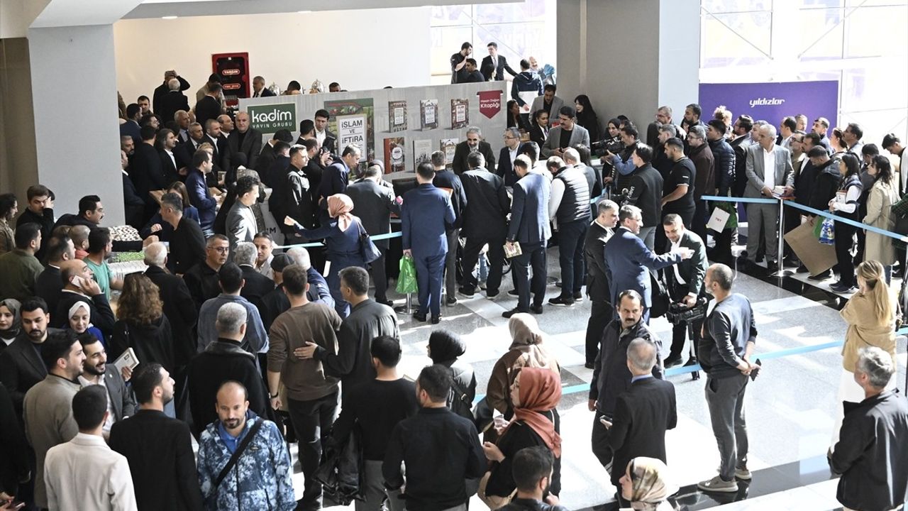 Prof. Dr. Hasan Doğan, 22. Ankara Kitap Fuarı'nda Kitaplarını İmzaladı