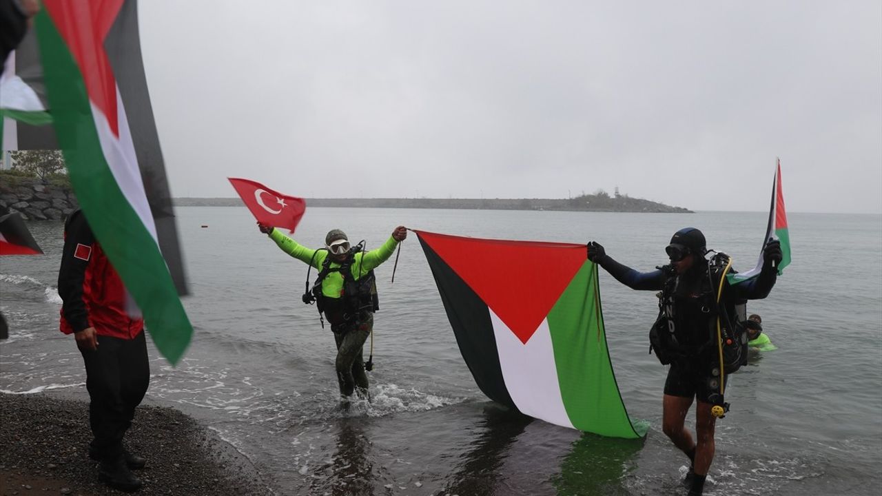 Rize'de Farkındalık İçin Su Altında Bayrak Açıldı