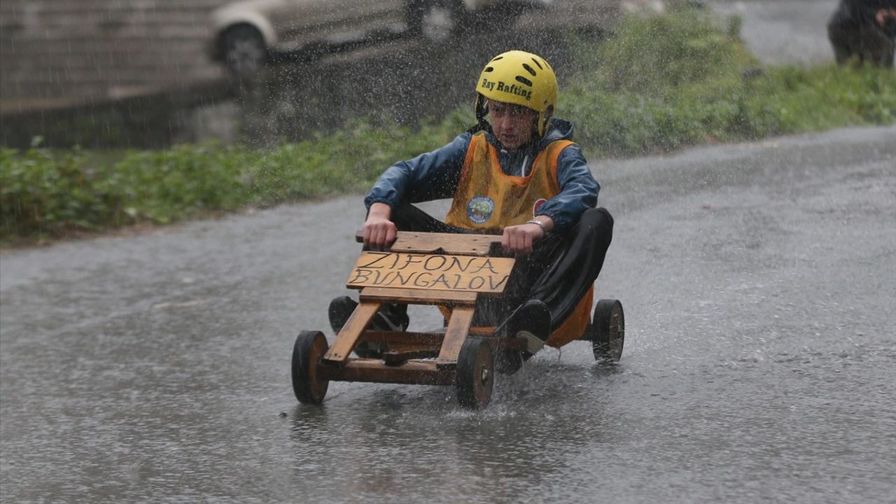 Rize'de Yağmura Rağmen Tahta Arabalarla 'Laz Ralli' Heyecanı